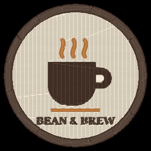 Le logo du café brodé sur tissu blanc : remplissage avec bordure et lettrage en point plumetis