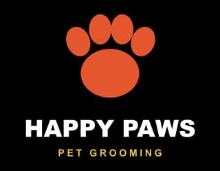 Une empreinte de patte orange au-dessus des mots Happy Paws Pet Grooming