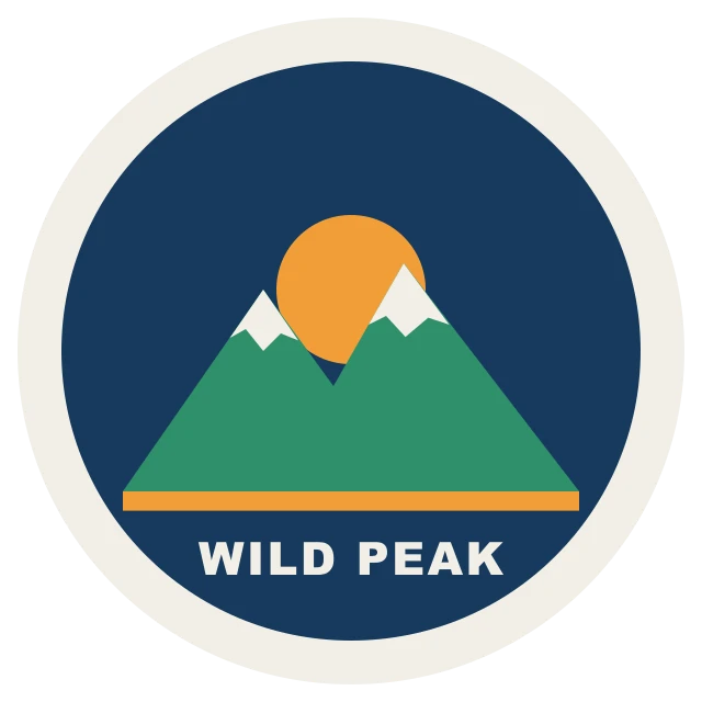 Un logo d'écusson rond avec des montagnes, un soleil et les mots Wild Peak